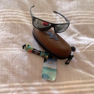 Like-New Maui Jim Island Time Polarized Rectangular Sunglasses and Case